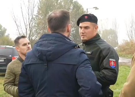 Polícia požiadala poslancov NR SR za hnutie Slovensko, aby opustili priestor okolia rybníka. Tí po pár minútach z miesta odišli. 