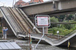 10033539_germany_bridge_collapse_94913-640x420.jpg