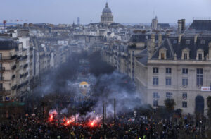 10040596 aptopix france pension protests 98418 640x420