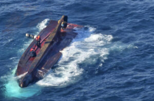 10042807_south_korea_capsized_boat_08170-640x420.jpg